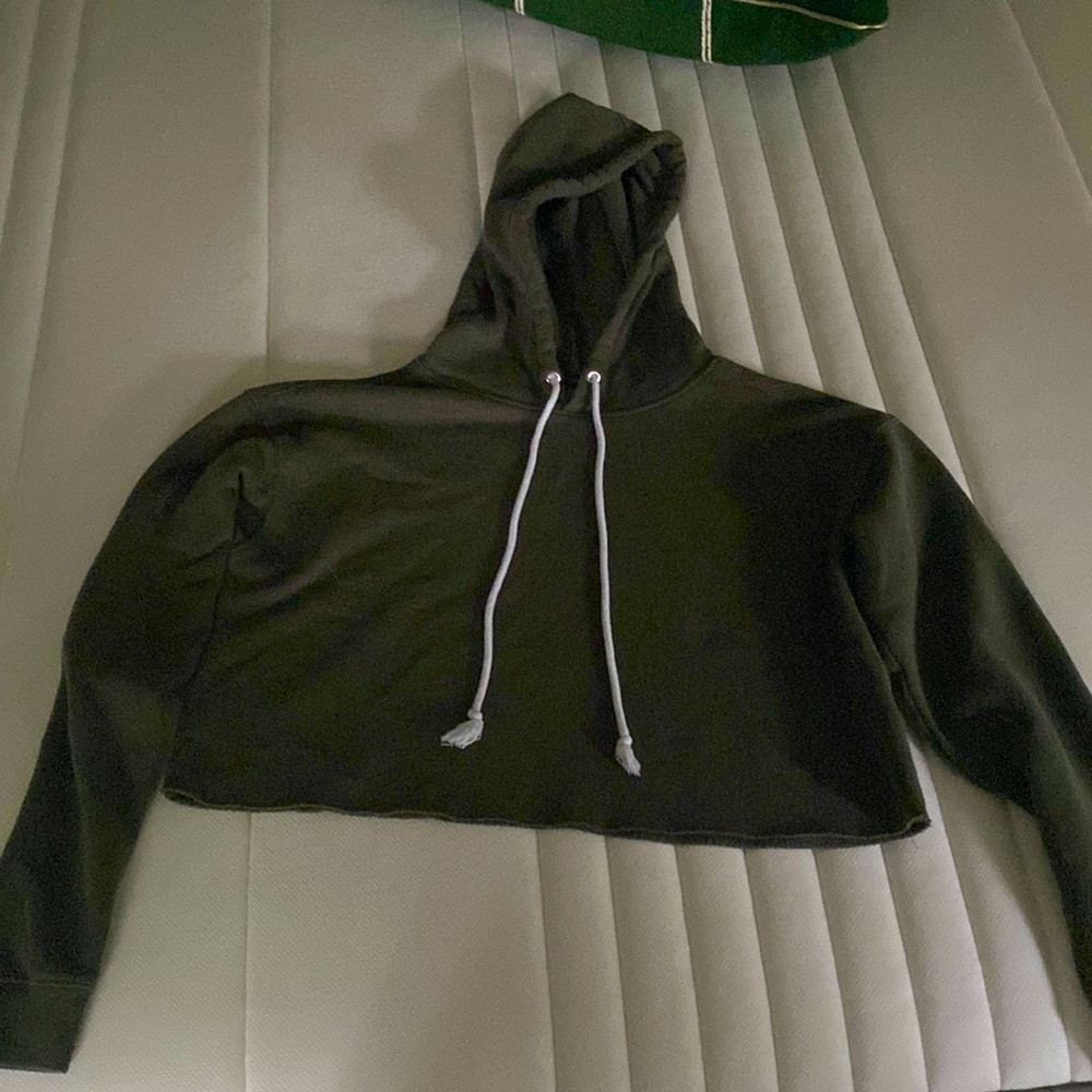 Cropped dark green sweatshirt with drawstrings
